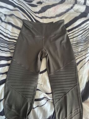 Old Navy High Waisted Elevated Olive Green 7/8 Ankle Style Size Medium